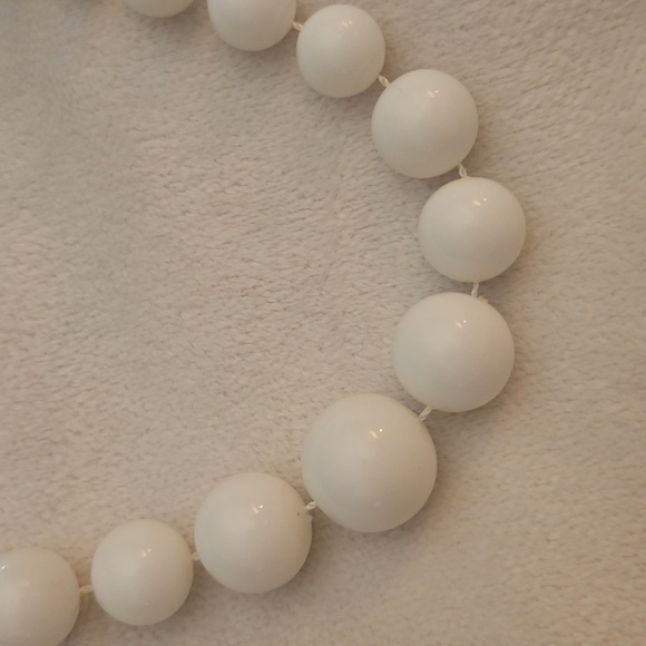 Vintage Set of Two Red and White Acrylic Graduated Beaded Necklaces - Picture 3 of 10